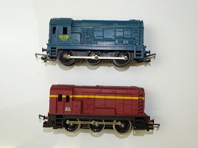 Lot 564 - OO GAUGE MODEL RAILWAYS: A pair of HORNBBY...