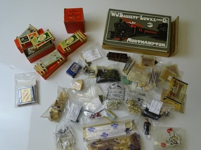 Lot 56 - OO GAUGE MODEL RAILWAYS: A large mixed group...