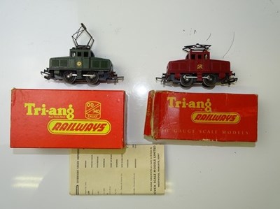 Lot 568 - OO GAUGE MODEL RAILWAYS: A pair of TRI-ANG...