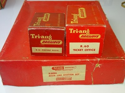 Lot 585 - OO GAUGE MODEL RAILWAYS: A group of TRI-ANG...