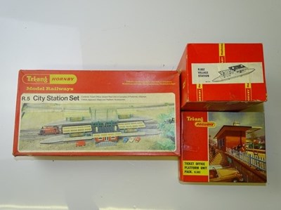 Lot 586 - OO GAUGE MODEL RAILWAYS: A group of TRI-ANG...