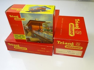 Lot 587 - OO GAUGE MODEL RAILWAYS: A group of TRI-ANG...