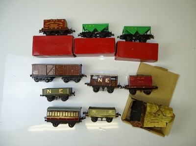 Lot 597 - O GAUGE MODEL RAILWAYS: A group of HORNBY...