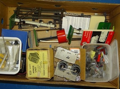 Lot 598 - O GAUGE MODEL RAILWAYS: A large crate of...