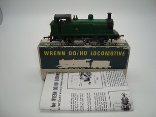 Lot 65 - OO GAUGE MODEL RAILWAYS: A WRENN W2206 R1...