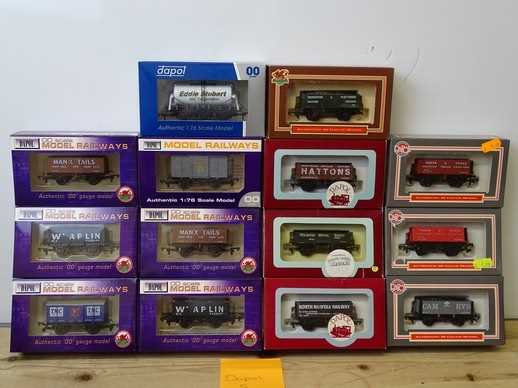 Lot 6 - OO GAUGE MODEL RAILWAYS: A group of boxed...