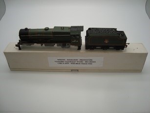 Lot 70 - OO GAUGE MODEL RAILWAYS: A WRENN W2262 Royal...