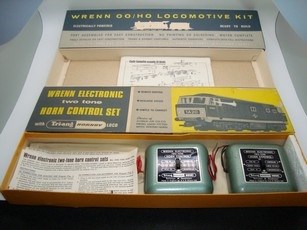 Lot 72 - OO GAUGE MODEL RAILWAYS: A selection of WRENN...