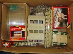 Lot 76 - OO GAUGE MODEL RAILWAYS: A tray of HORNBY...