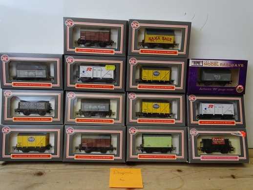 Lot 7 - OO GAUGE MODEL RAILWAYS: A group of boxed...