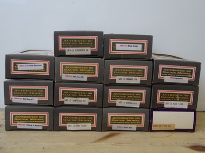 Lot 7 - OO GAUGE MODEL RAILWAYS: A group of boxed...