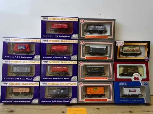 Lot 8 - OO GAUGE MODEL RAILWAYS: A group of boxed...