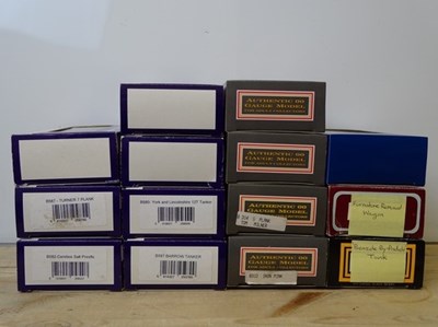 Lot 8 - OO GAUGE MODEL RAILWAYS: A group of boxed...