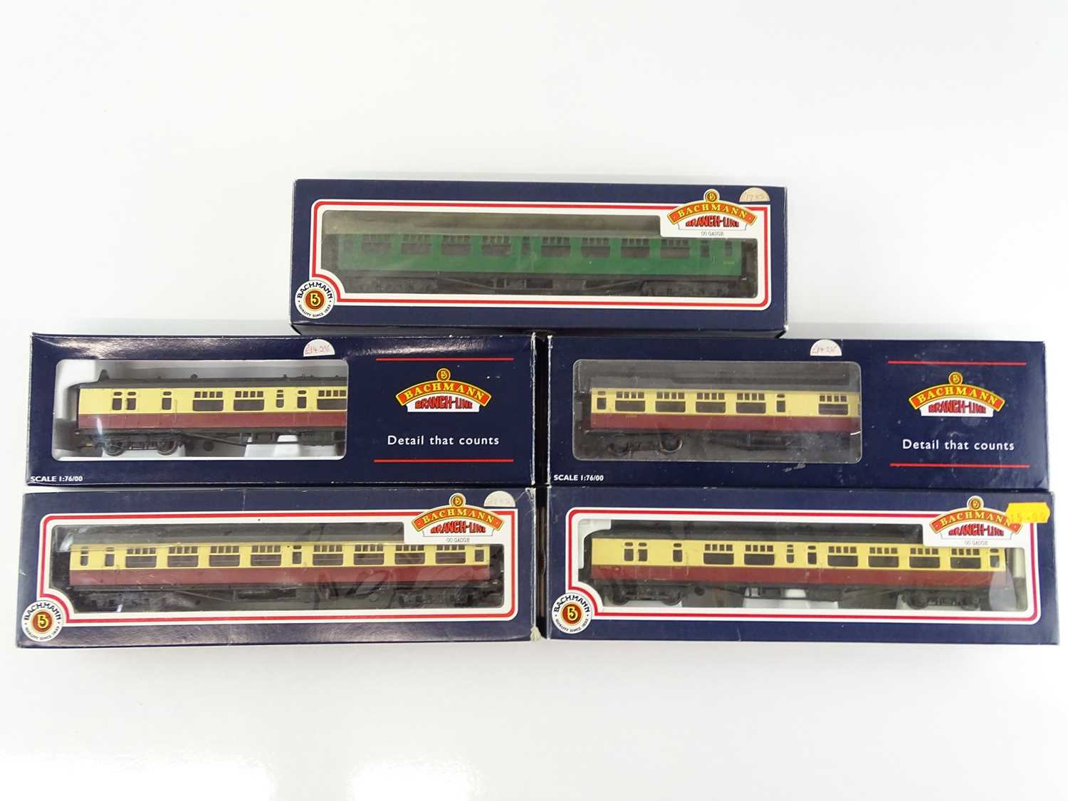 Lot 377 - A group of BACHMANN Bulleid passenger coaches...