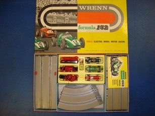 Lot 98 - VINTAGE TOYS: A WRENN Formula 152 set 2A slot...