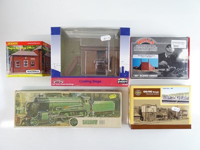 Lot 428 - A small group of OO Gauge accessories and kits...