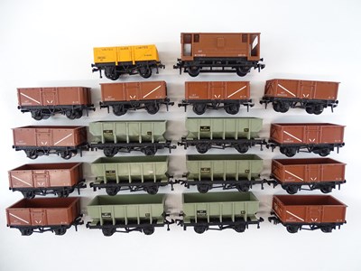 Lot 460 - A quantity of unboxed HORNBY DUBLO 2-rail...