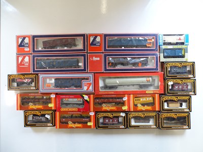 Lot 484 - A group of boxed rolling stock by MAINLINE,...