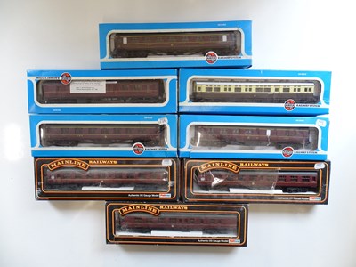 Lot 486 - A mixed group of passenger coaches by MAINLINE...