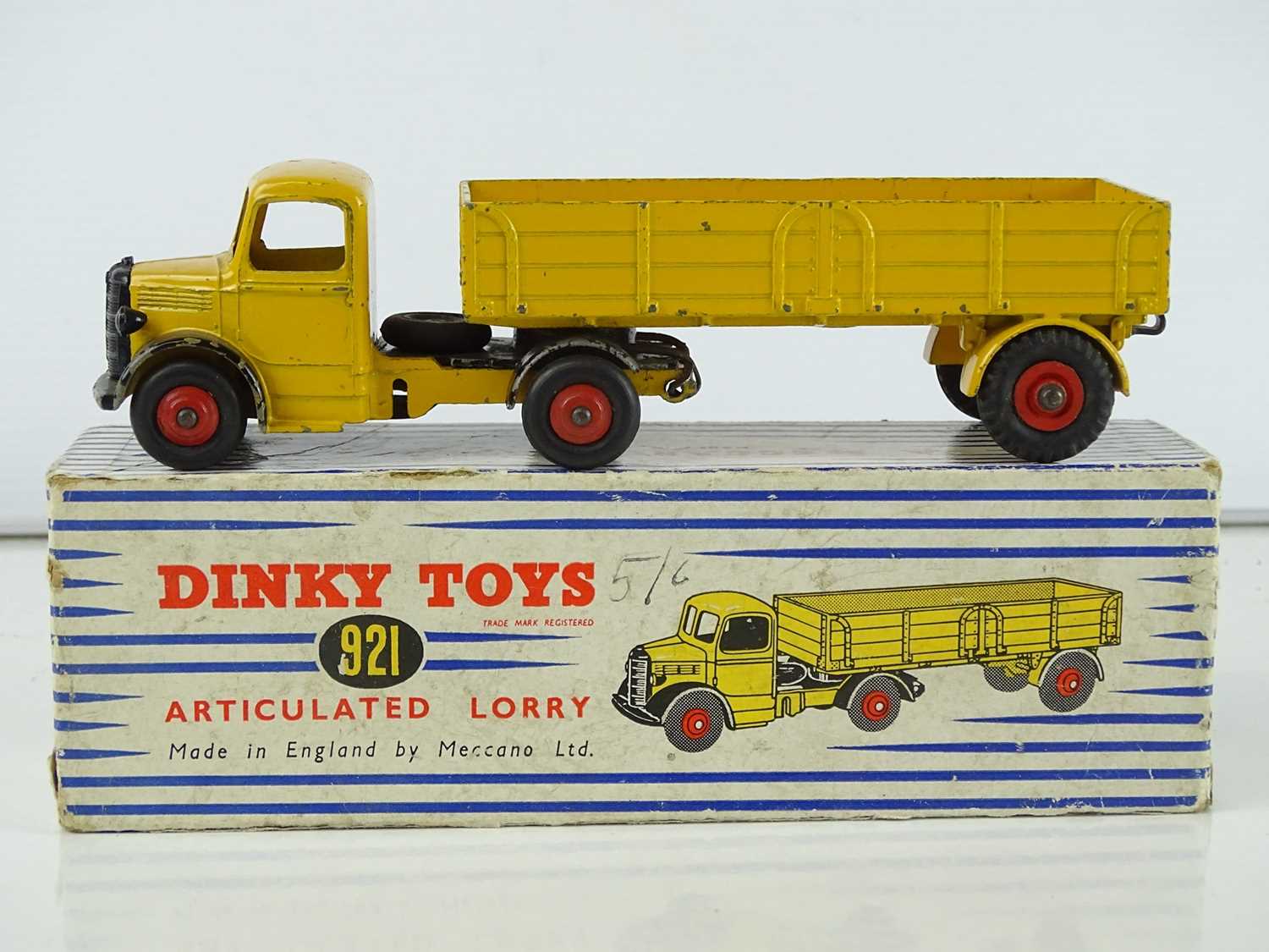 Lot 171 A DINKY Toys 921 Bedford Articulated Lorry