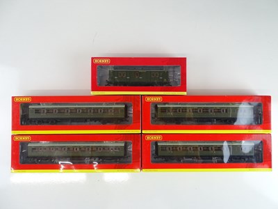 Lot 511 - A group of HORNBY Maunsell passenger coaches...