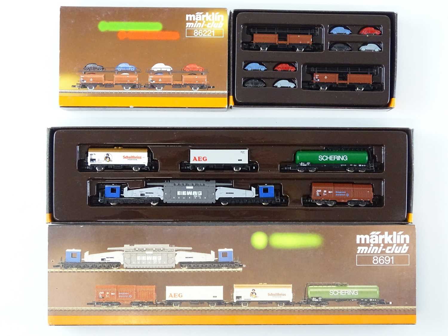 Lot 317 - A pair of MARKLIN Z Gauge German Outline wagon...