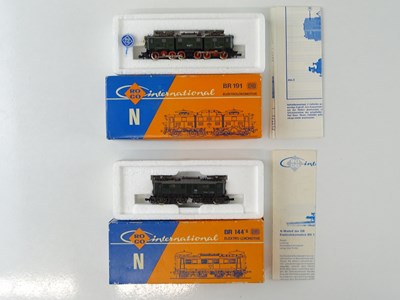 Lot 321 - A pair of ROCO N gauge German outline electric...