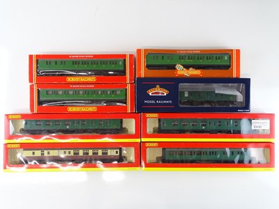 Lot 517 - A mixed group of passenger coaches by HORNBY...