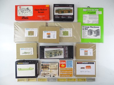 Lot 329 - A selection of N gauge European building kits...