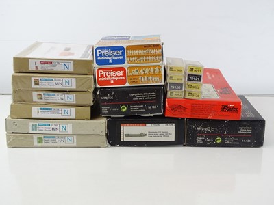 Lot 329 - A selection of N gauge European building kits...