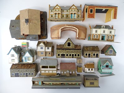 Lot 392 - A group of OO gauge buildings - F, unboxed (Q)