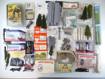 Lot 394 - A group of plastic kits and scenic accessories...