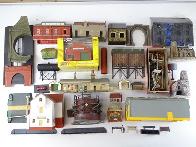 Lot 452 - A large quantity of buildings and accessories...