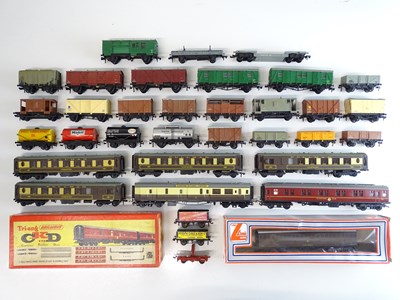 Lot 473 - A mixed group of mostly unboxed rolling stock...