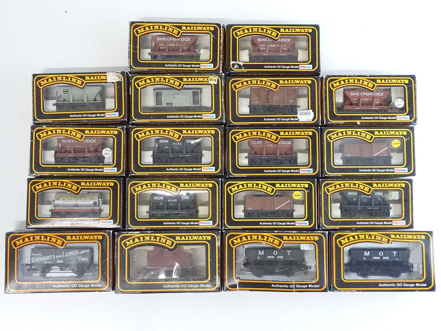 Lot 479 - A mixed group of wagons by MAINLINE - G/VG in...