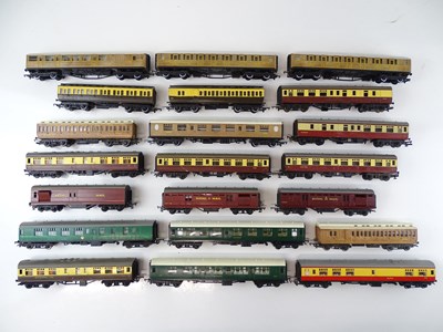 Lot 515 - A quantity of passenger coaches by TRI-ANG &...