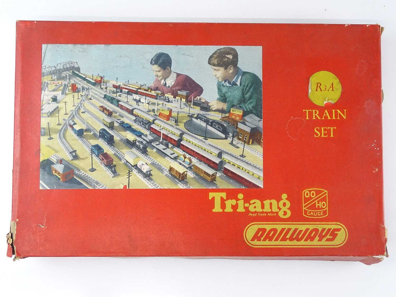 Lot 525 - A TRI-ANG R3A Express passenger train set - G...