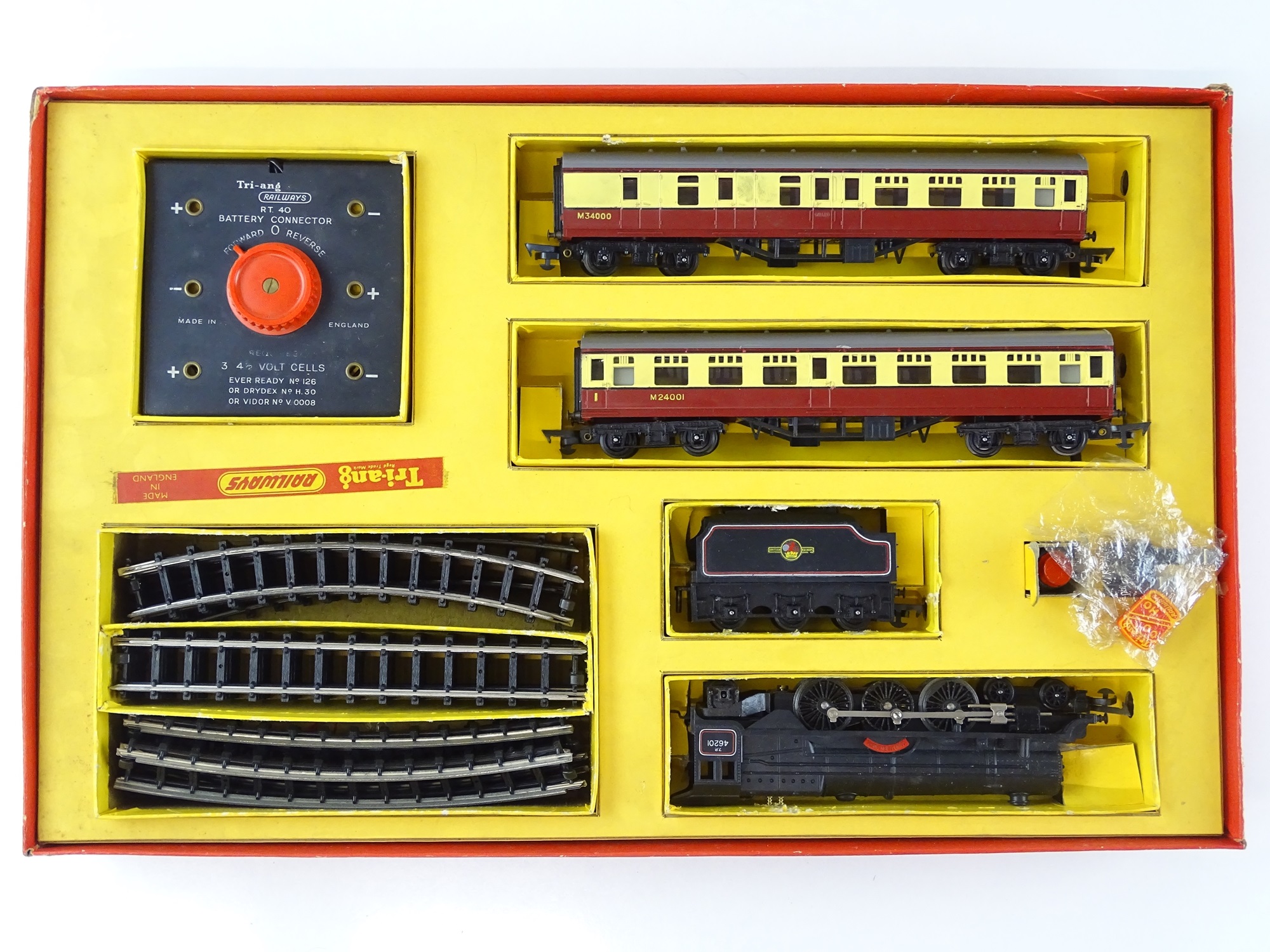 Lot 525 - A TRI-ANG R3A Express passenger train set