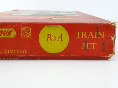 Lot 525 - A TRI-ANG R3A Express passenger train set - G...