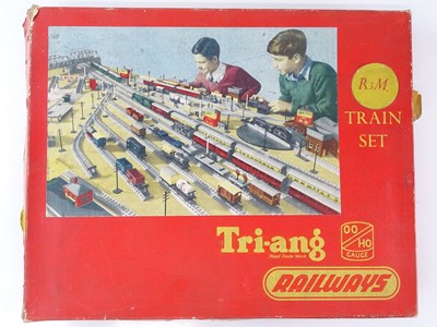 Lot 526 - A TRI-ANG R3M Diesel Multiple Unit passenger...