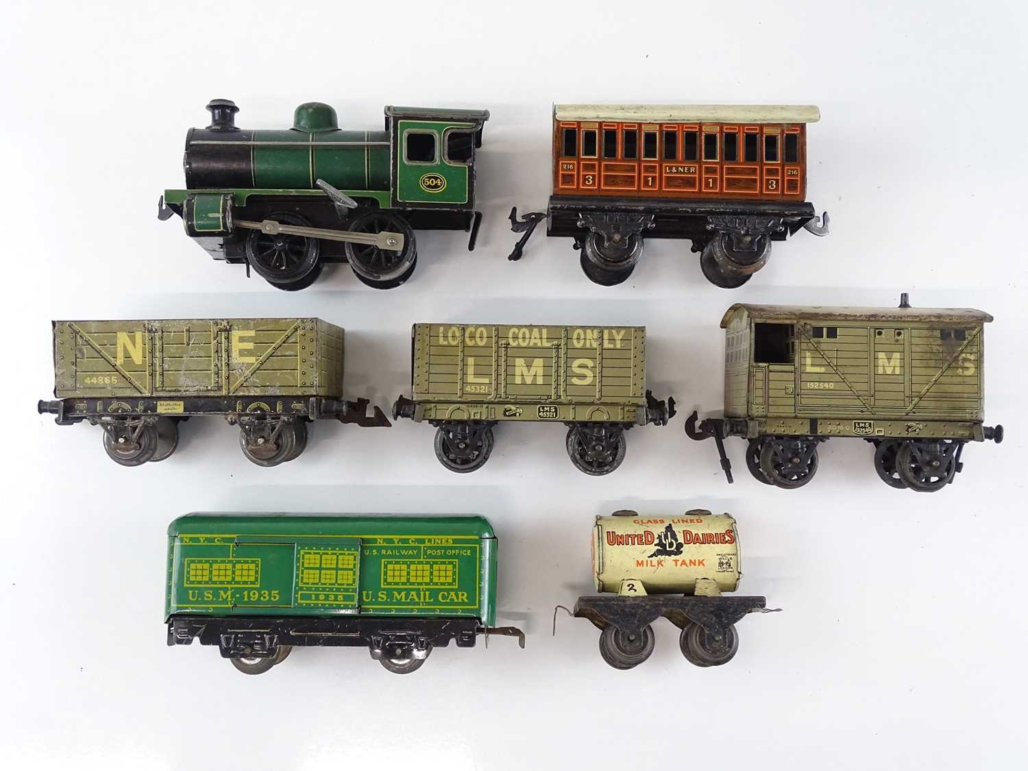 Lot 588 - A mixed selection of O Gauge rolling stock to...