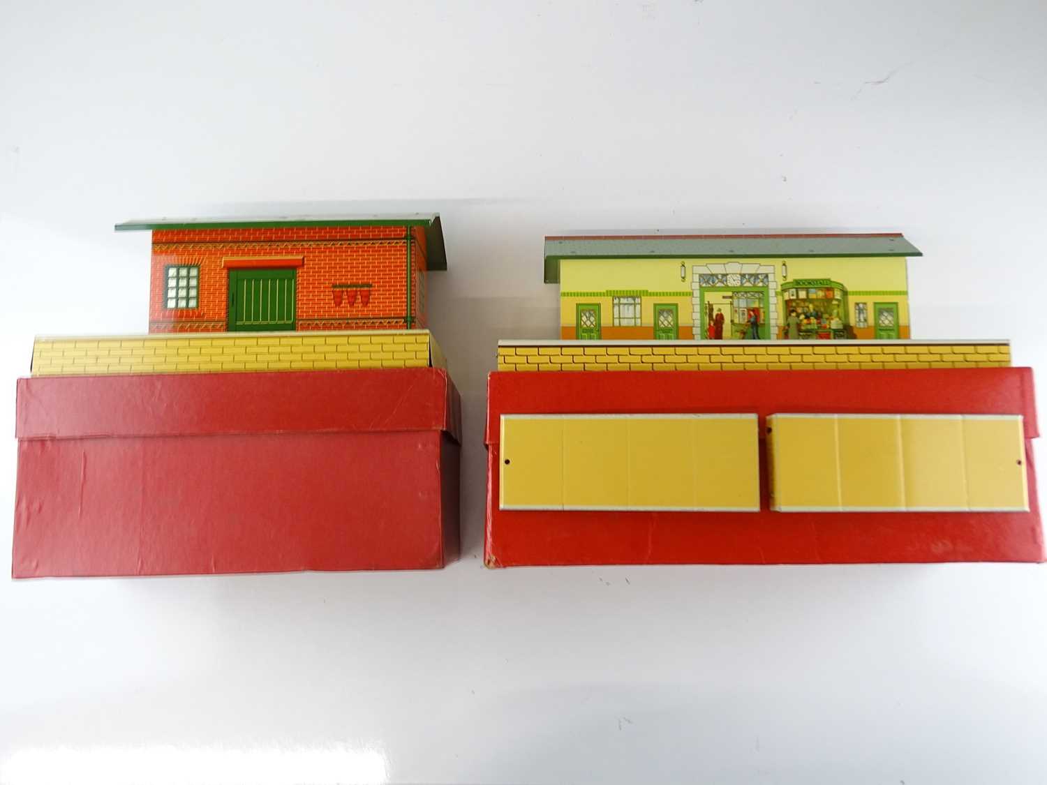 Lot 589 - A pair of HORNBY Series O Gauge tinplate...