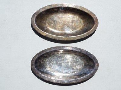 Lot 125 - A pair of 'bonbon' silver plate dishes (8" x 4....