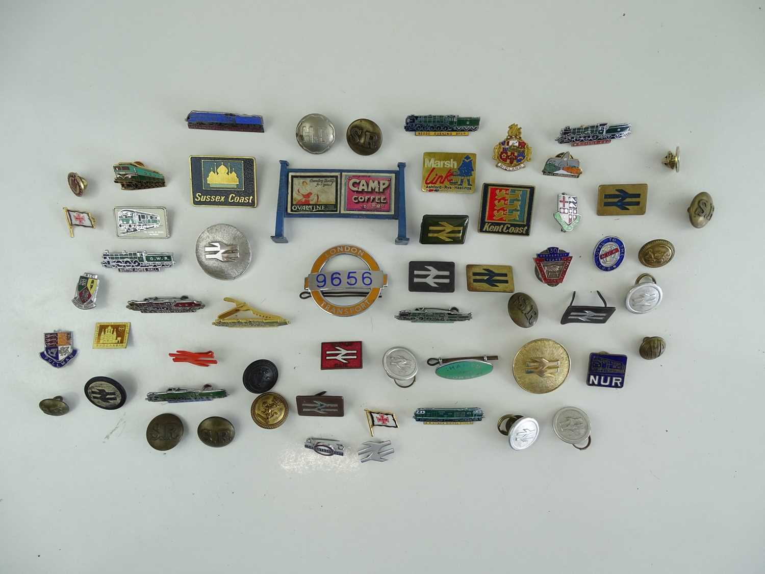 Lot 137 - A large quantity of cap badges, buttons and...