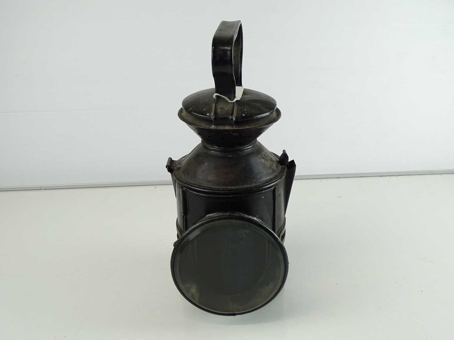 Lot 154 - A Great Eastern Railway oil lamp