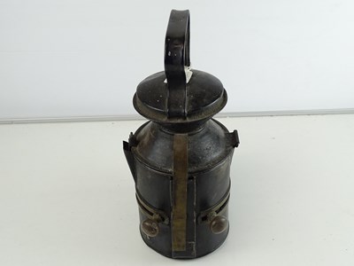 Lot 154 - A Great Eastern Railway oil lamp