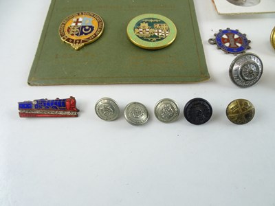 Lot 38 - A mixed group of Railway buttons and service...
