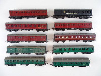 Lot 154 - A group of TRI-ANG TT Gauge unboxed passenger...