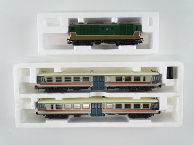 Lot 194 - A pair of LIMA Italian Outline HO Gauge items...