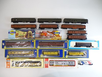 Lot 95 - A group of American Outline passenger coaches,...